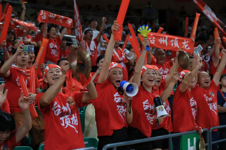 UjE, 替上升